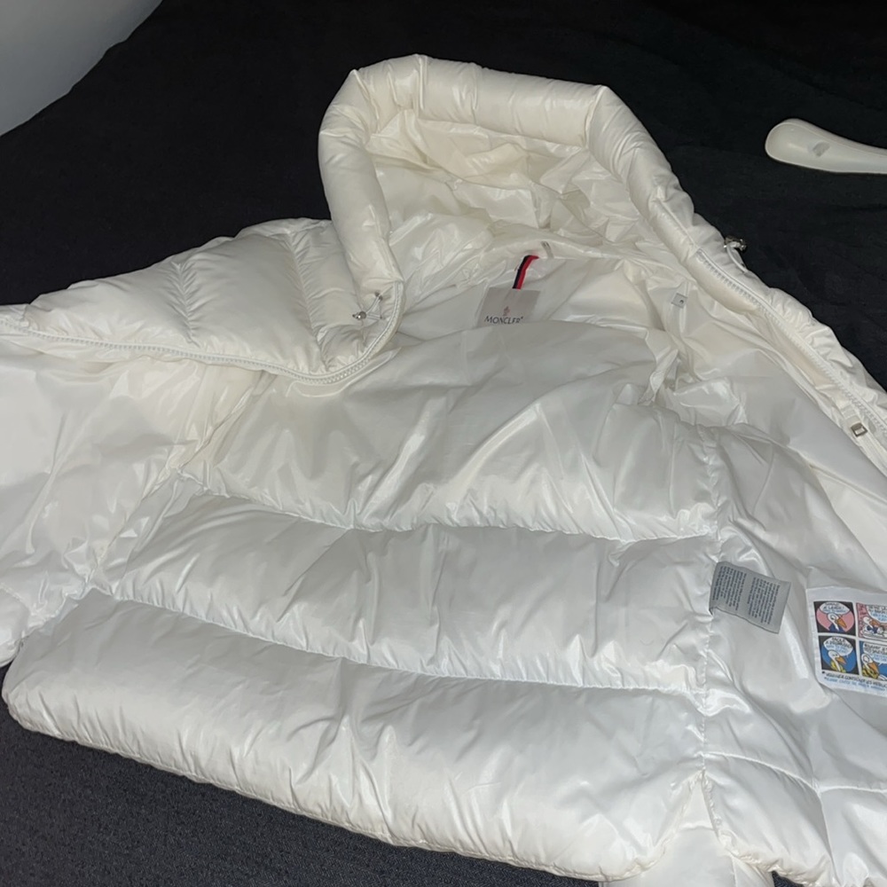 MONTCLER jacket all white. - Picture 6 of 8